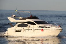 Общий вид яхты Азимут 46 в Одессе - Yachts.ua