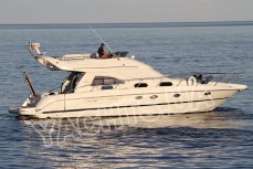 Фронтальный вид моторной яхты Кранчи 40 Фронтальный вид моторной яхты Кранчи 40 - Yachts.ua